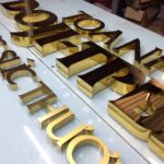 chữ inox màu vàng gương