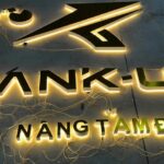 chử nổi alu sáng chân dán tường